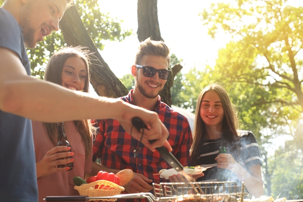 /Files/articulos/happy-friends-grilling-meat-enjoying-barbecue-party-outdoors.jpg
